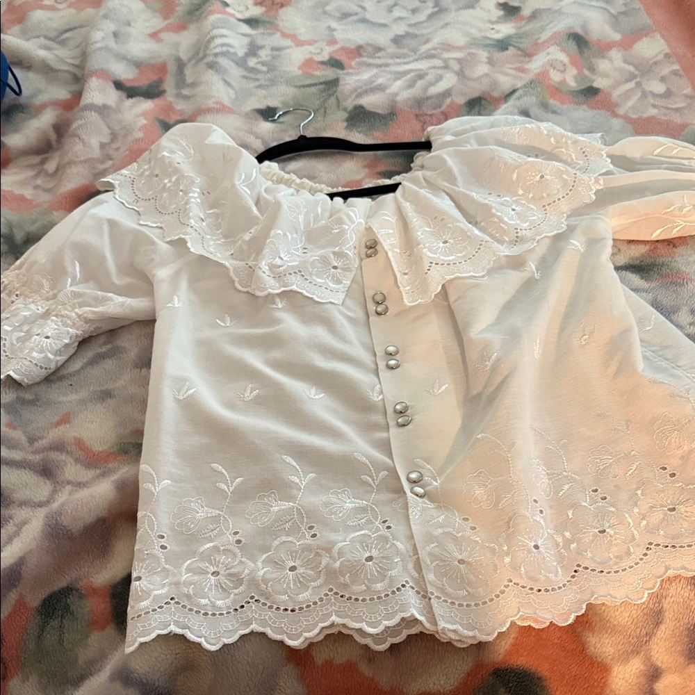 Chic White Lace Blouse with Embroidery